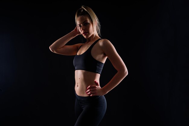 Jonge sterke sportieve atletische fitness trainer instructeur vrouw workout sportconcept