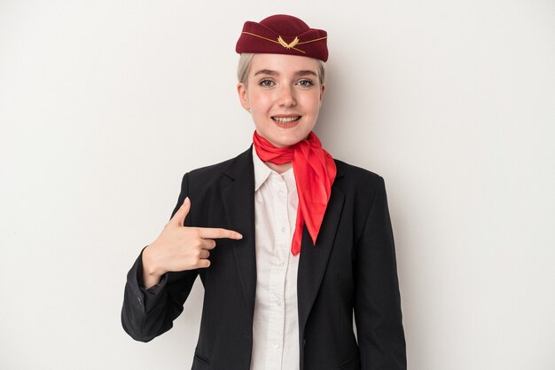 Jonge stewardess blanke vrouw geïsoleerd op een witte achtergrond persoon wijzend met de hand naar een shirt kopie ruimte, trots en zelfverzekerd