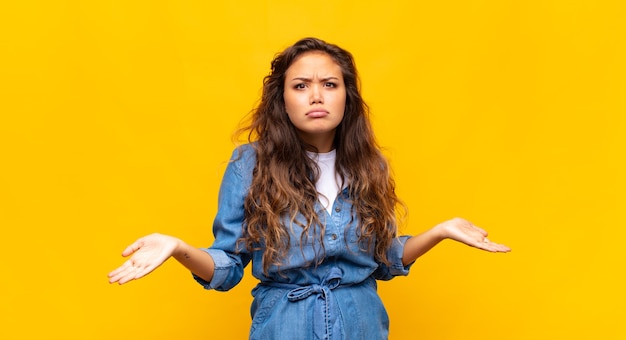 jonge stijlvolle mooie vrouw op gele achtergrond