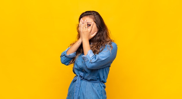 jonge stijlvolle mooie vrouw op gele achtergrond