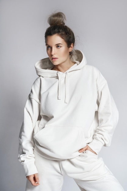 Jonge stijlvolle vrouw met witte hoodie