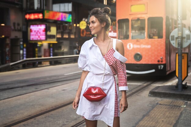 Jonge stijlvolle vrouw wandelen langs de straat van de stad Hong Kong