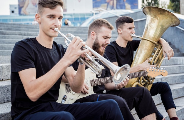 Jonge straatmuziekband speelt veel muziekinstrumenten