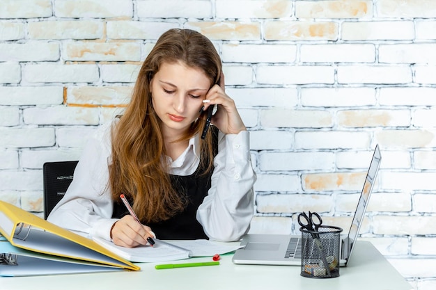 Jonge student aan de telefoon Hoge kwaliteit foto