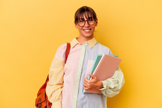 Jonge student Argentijnse vrouw geïsoleerd op gele achtergrond gelukkig, glimlachend en vrolijk.