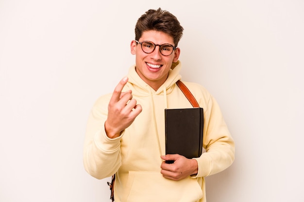 Jonge student blanke man geïsoleerd op een witte achtergrond wijzend met de vinger naar je alsof uitnodigend dichterbij komen