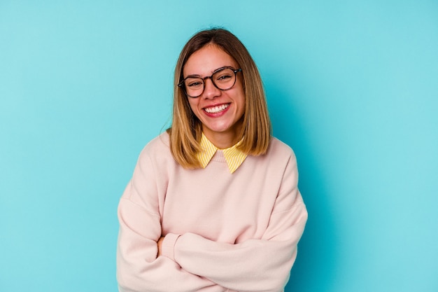 Jonge student blanke vrouw geïsoleerd op blauwe muur lachen en plezier maken.