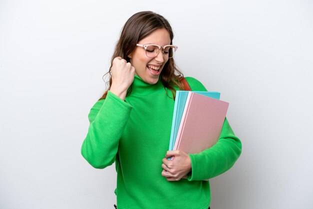 Jonge student blanke vrouw geïsoleerd op een witte achtergrond die een overwinning viert