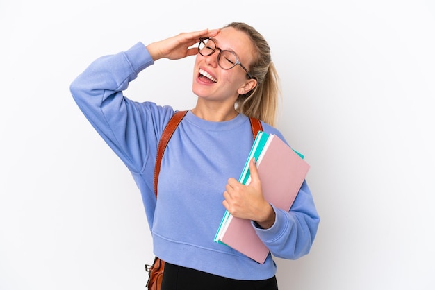 Jonge student blanke vrouw geïsoleerd op een witte achtergrond die veel lacht