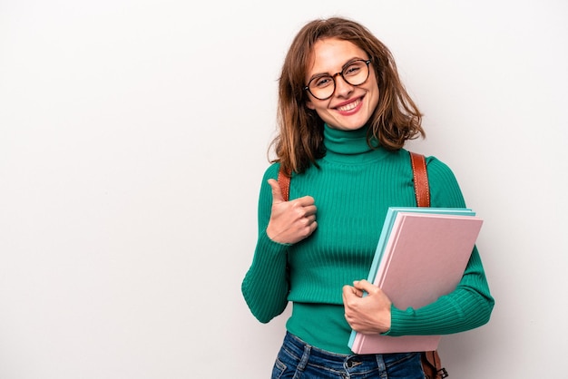 Jonge student blanke vrouw geïsoleerd op een witte achtergrond glimlachend en duim omhoog