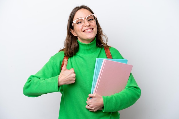 Jonge student blanke vrouw geïsoleerd op een witte achtergrond met duimen omhoog omdat er iets goeds is gebeurd