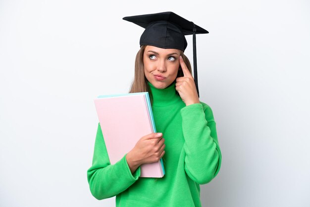 Jonge student blanke vrouw geïsoleerd op een witte achtergrond met twijfels en denken