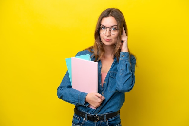 Jonge student blanke vrouw geïsoleerd op gele achtergrond denken een idee