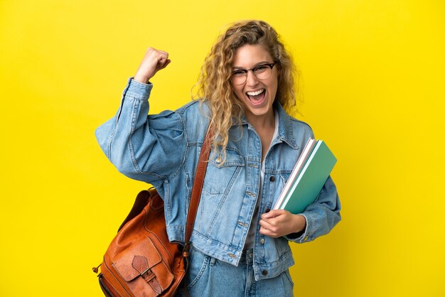 Jonge student blanke vrouw geïsoleerd op gele achtergrond doen sterk gebaar