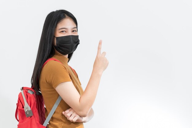 Jonge student die een masker van zwarte stof draagt, terug naar school,