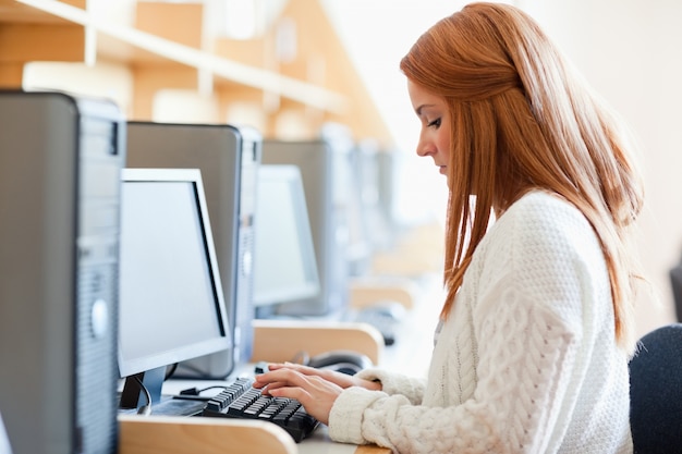 Jonge student die met een computer werkt