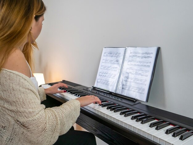 Jonge student die thuis piano speelt