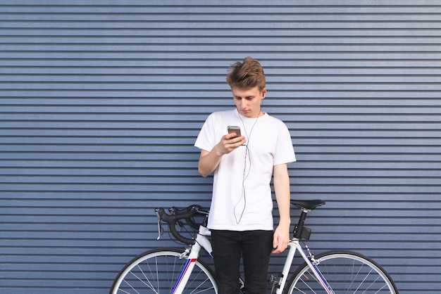 Jonge student die zich door een witte fiets bevindt