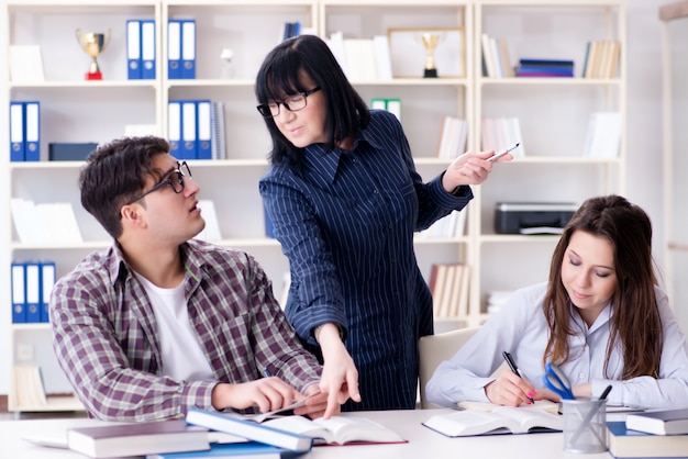 Jonge student en leraar tijdens tutoring les