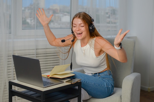 jonge student huiswerk na colleges freelancer werkt op de computer