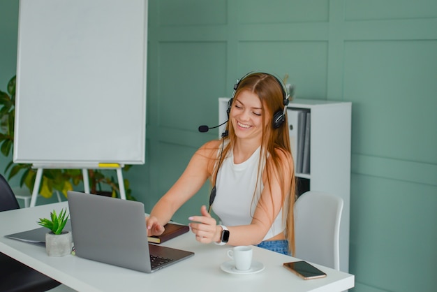 jonge student huiswerk na colleges freelancer werkt op de computer