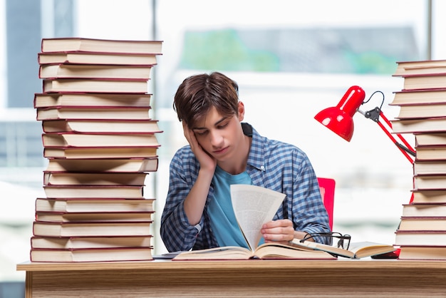 Jonge student onder spanning vóór examens