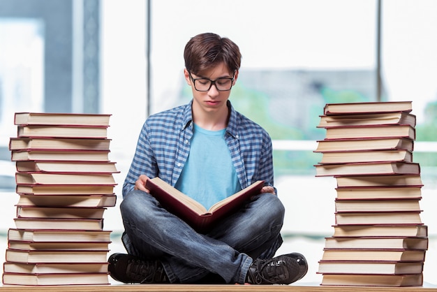 Jonge student onder spanning vóór examens