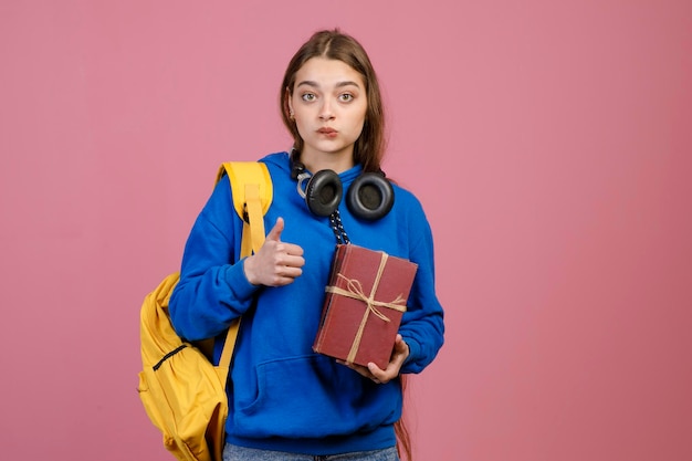 Jonge student staande houden aanwezig