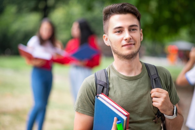 Jonge student voor een groep vrienden