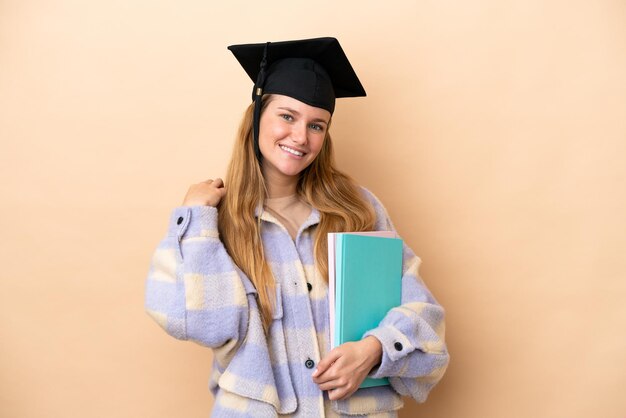 Jonge student vrouw over geïsoleerde achtergrond lachen