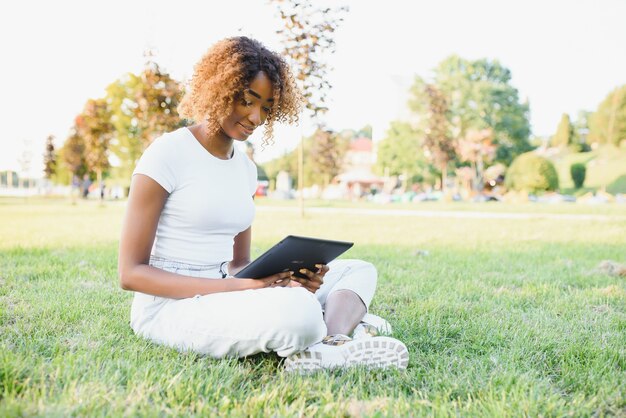 Jonge student zittend op het gazon