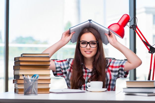 Jonge studente met vele boeken