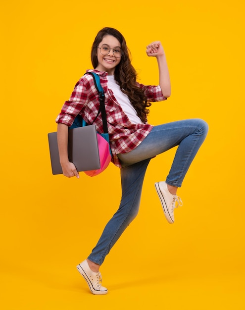 Jonge studente studeert hold computer Elearning concept Grappige leerling met laptop Terug naar school