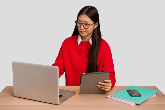 Jonge studenten Aziatische vrouw op een werkplek met een laptop geïsoleerd