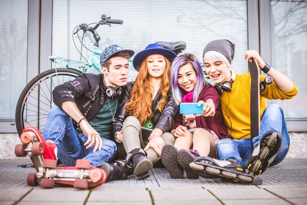 Jonge studenten buitenshuis