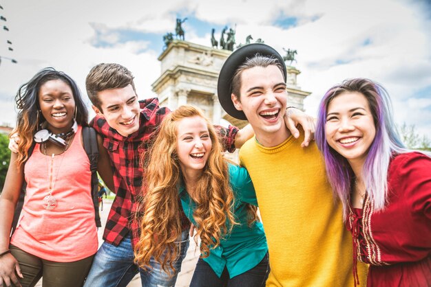 Jonge studenten buitenshuis