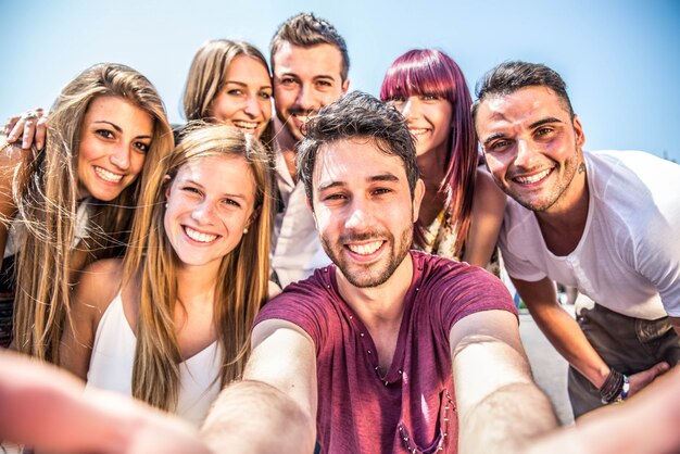 Jonge studenten buitenshuis