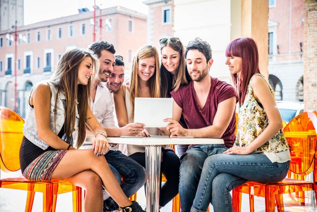 Jonge studenten buitenshuis