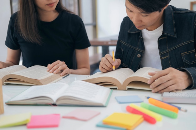 Jonge studenten campus helpt vriend inhalen en leren.