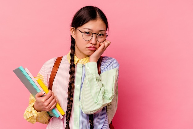 Jonge studenten chinese vrouw geïsoleerd op roze achtergrond