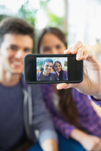 Foto jonge studenten die een selfie nemen