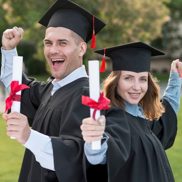 Foto jonge studenten die hun graduatie vieren