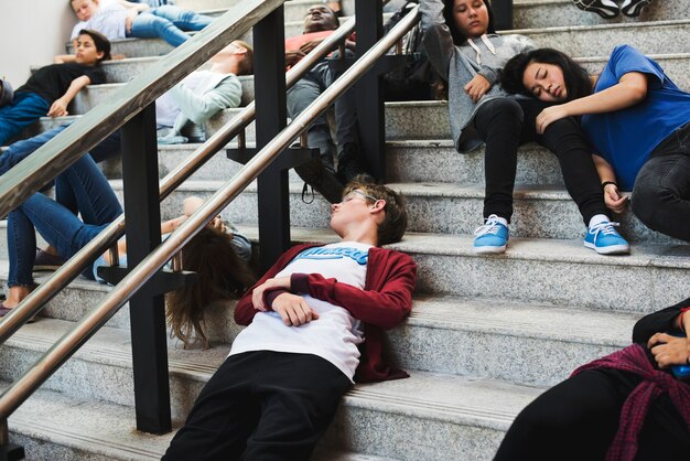 Jonge studenten die op de trap slapen