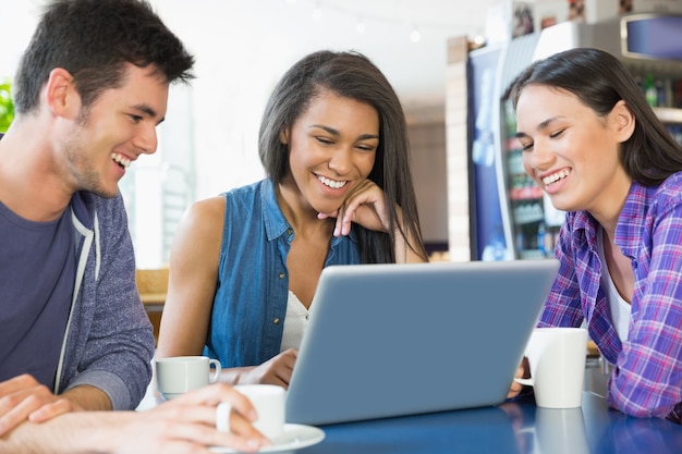 Jonge studenten die taak op laptop samen doen