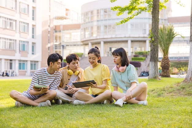 Jonge studenten komen terug om te studeren