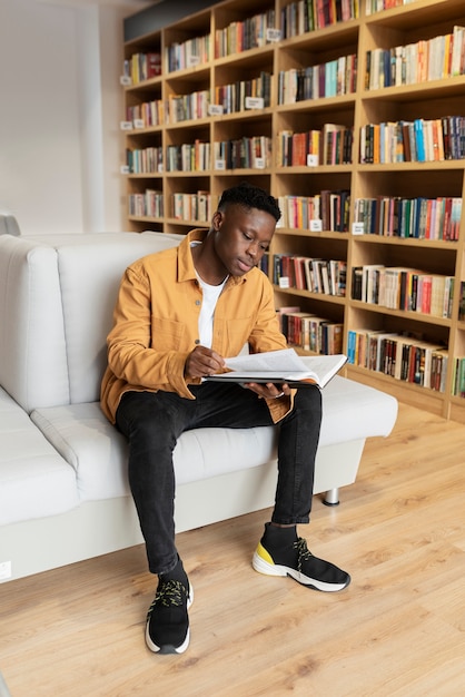 Jonge studenten leren in de bibliotheek