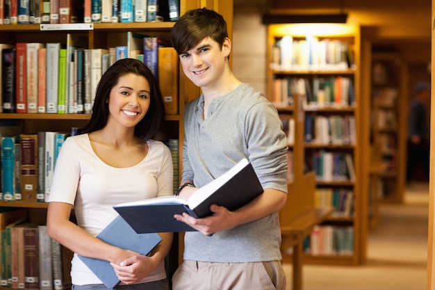 Jonge studenten met een boek