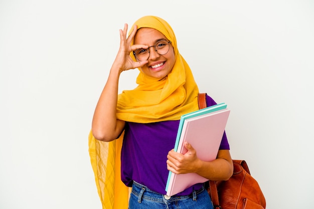 Jonge studenten moslimvrouw die een geïsoleerde hijab draagt