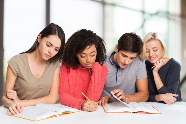 Jonge studenten studeren op achtergrond