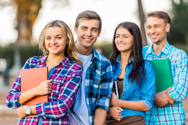 Jonge studenten verblijven samen in het park.